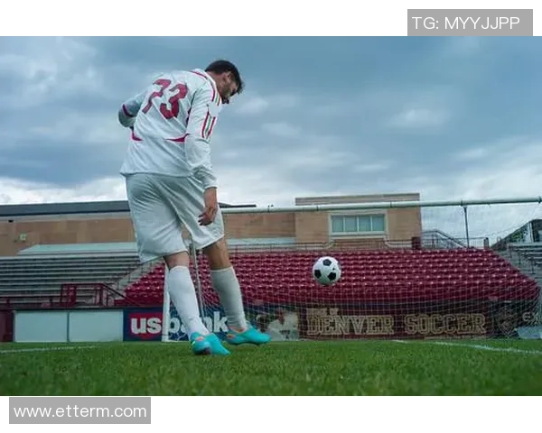 足球明星亲授成人课程视频助你提升球技与战术思维